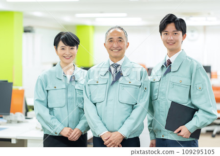 Management men and women and new employee businessmen wearing work clothes working in the office 109295105