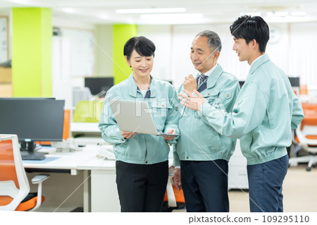 Management men and women and new employee businessmen wearing work clothes working in the office 109295110