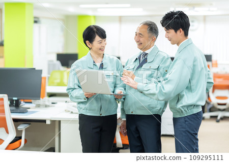 管理人員男女和新進員工商人穿著工作服在辦公室工作 109295111