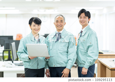 Management men and women and new employee businessmen wearing work clothes working in the office Management men and women and new employee businessmen wearing work clothes working in the office 109295113