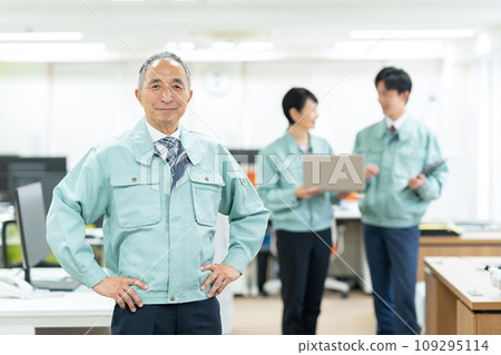 A managerial businessman wearing work clothes working in an office 109295114