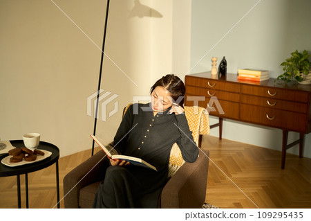 日落時在沙發上放鬆的女人 109295435