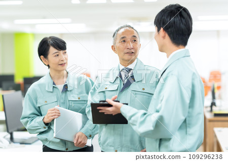 Management men and women and new employee businessmen wearing work clothes working in the office Management men and women and new employee businessmen wearing work clothes working in the office 109296238