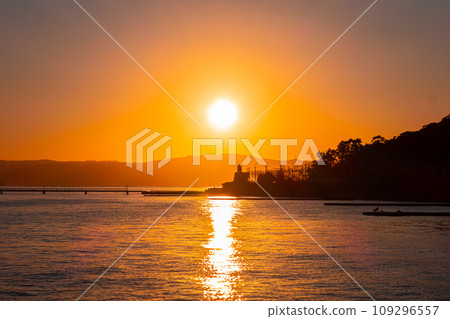 sunset setting into the sea 109296557