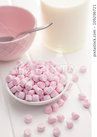 Mini sweet marshmallows candy in bowl. 109296721