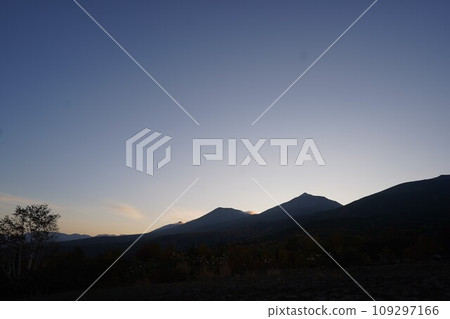 Tokachidake mountain range in the early morning Tokachidake mountain range in the early morning 109297166