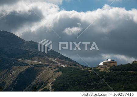 hiking trail to Snezhka Mountain. Slaski hut at foot of Mountain. Karkonosz, Poland 109297416