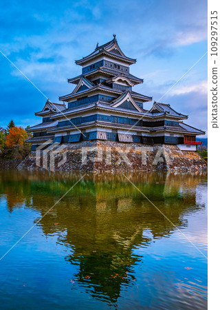 Matsumoto Castle bathed in the sunrise [Autumn] 109297515