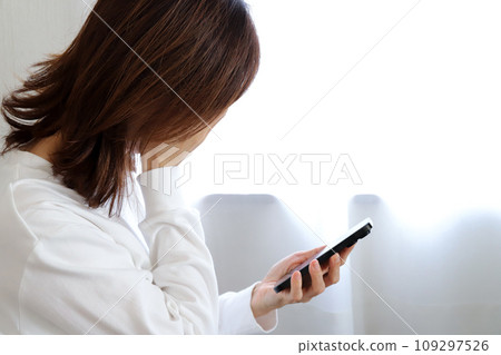A woman crying looking at her smartphone 109297526
