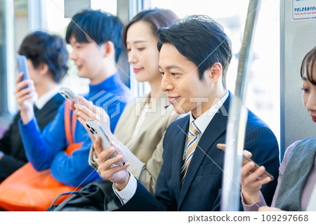 通勤列車上的中年商人攝影合作:京王電鐵株式會社 通勤列車上的中年商人攝影合作:京王電鐵株式會社 109297668