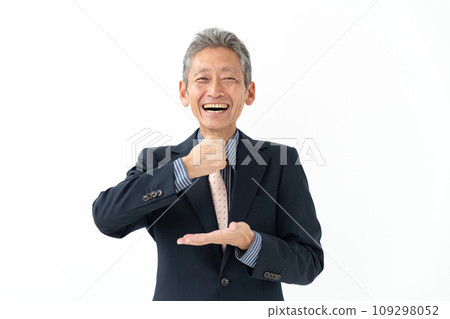 擺出令人信服姿勢的老人 109298052