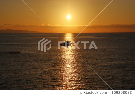 日出和漁船桂濱冬季（從高知縣高知市龍王岬展望台出發） 109298088