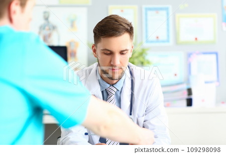 Doctor talks and listens to patient in clinic 109298098