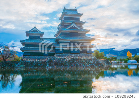 National Treasure Matsumoto Castle in the morning [Autumn] 109299243