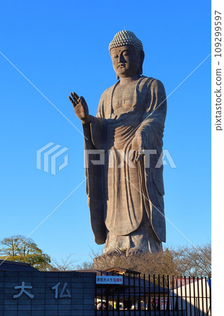 Ushiku Daibutsu Bronze standing Buddha statue, total height 120 meters, Kuno-cho, Ushiku City, Ibaraki Prefecture, Jodo Shinshu Higashi Hongan-ji School Headquarters Higashi Hongan-ji Temple 109299597