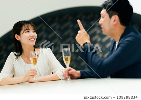 酒吧喝酒的一男一女攝影合作:WEEK芝大門(Sun Frontier Real Estate) 酒吧喝酒的一男一女攝影合作:WEEK芝大門(Sun Frontier Real Estate) 109299834