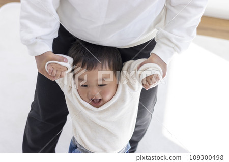 寶寶和媽媽一起練習走路(男孩,1歲,日本人) 寶寶和媽媽一起練習走路(男孩,1歲,日本人) 109300498