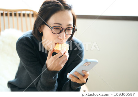 woman eating lemon cake 109300597