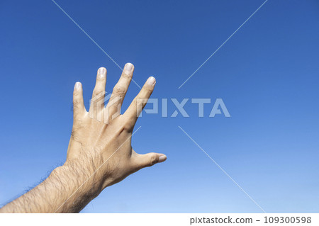 A man's hand reaching out to the blue sky (30s, Japanese) 109300598