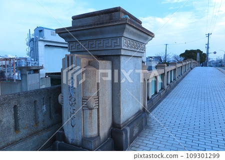 The railing of Owada Bridge, preserving memories of war and earthquake disasters (Hyogo Ward, Kobe City) The railing of Owada Bridge, preserving memories of war and earthquake disasters (Hyogo Ward, Kobe City) 109301299
