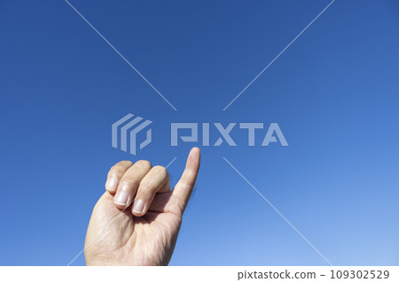 一個男人的手在藍天上割傷了手指(30 多歲,日語) 一個男人的手在藍天上割傷了手指(30 多歲,日語) 109302529