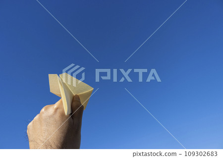 一個男人的手將紙飛機飛向藍天（30多歲，日文） 109302683