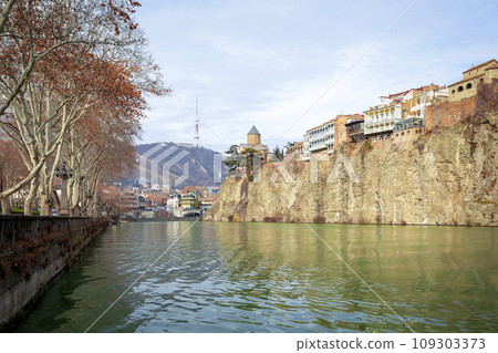 Metekhi church and Houses on the edge of a cliff above the river Kura Metekhi church and Houses on the edge of a cliff above the river Kura 109303373