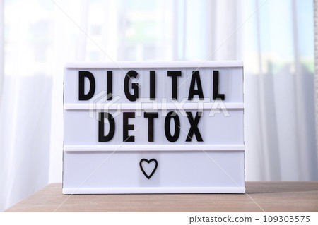 The inscription "digital detoxification" on a white board 109303575
