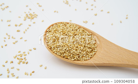 White sesame/roasted sesame 109304058