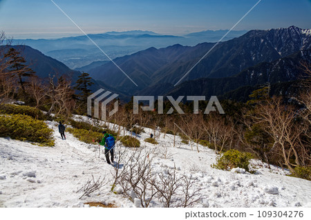 登山者攀登北阿爾卑斯山卡森嶺上部，欣賞八嶽山、富士山和南阿爾卑斯山的景色 109304276
