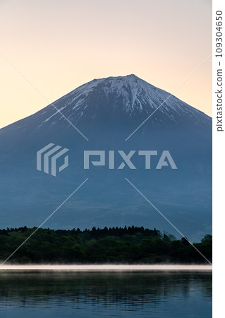 [Shizuoka Prefecture] Mt. Fuji at sunrise seen from Lake Tanuki 109304650