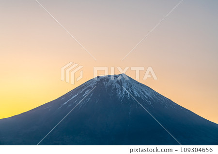 [靜岡縣] 從狸湖看日出的富士山 109304656