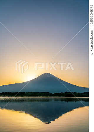 [Shizuoka Prefecture] Mt. Fuji at sunrise seen from Lake Tanuki 109304672