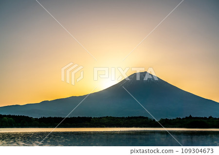 [Shizuoka Prefecture] Mt. Fuji at sunrise seen from Lake Tanuki 109304673