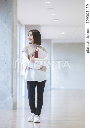 大學走廊上微笑的女大學生攝影合作：有明教育藝術學院 109305459
