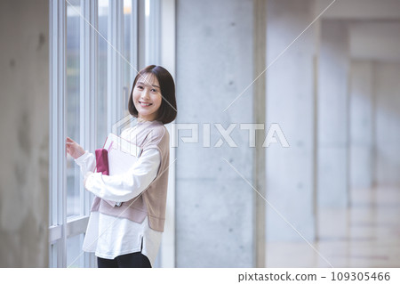 大學走廊上微笑的女大學生攝影合作:有明教育藝術學院 大學走廊上微笑的女大學生攝影合作:有明教育藝術學院 109305466