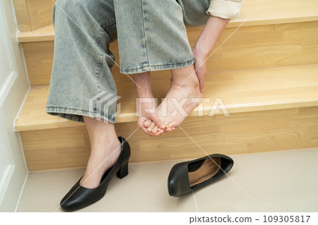 Asian woman fall down the stairs because slippery surfaces 109305817