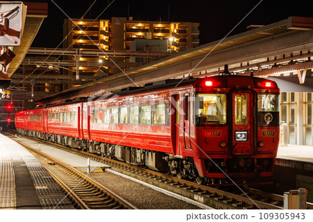 JR Kiha 185 series "Limited Express Yufu" stopping at Oita Station at night JR Kiha 185 series "Limited Express Yufu" stopping at Oita Station at night 109305943