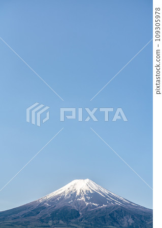 春天的藍天和白雪皚皚的富士山 春天的藍天和白雪皚皚的富士山 109305978