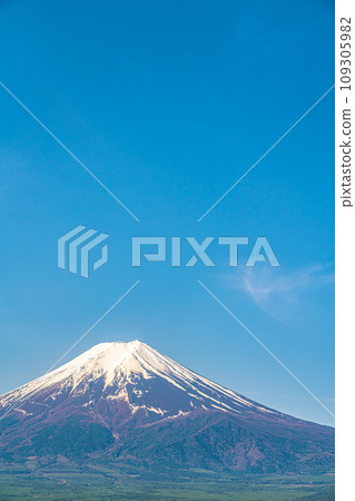 春天的藍天和白雪皚皚的富士山 春天的藍天和白雪皚皚的富士山 109305982