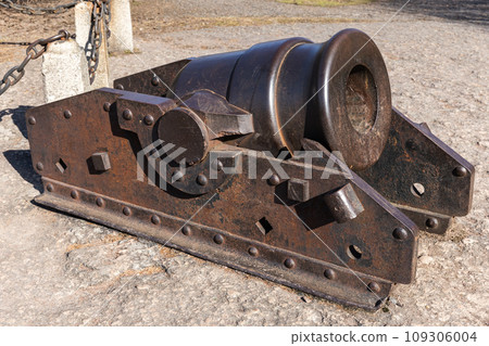 Rusty ancient mortar gun, close-up Rusty ancient mortar gun, close-up 109306004