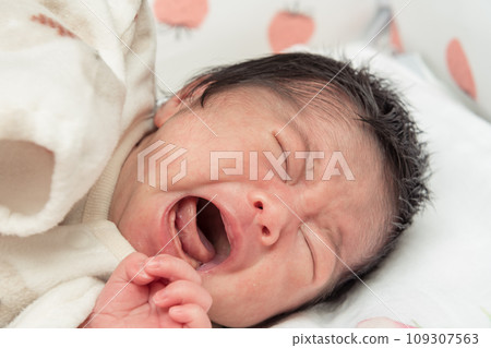 [Newborn baby cries] 109307563