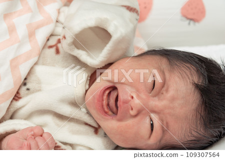 [Newborn baby cries] 109307564
