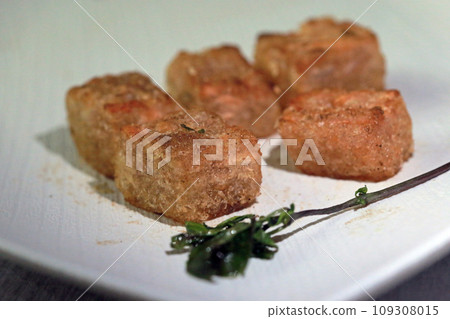 剛炸好的美味芋籤粿 109308015