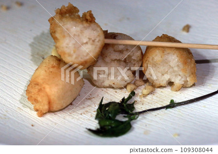 剛起鍋的台灣傳統美食酥炸米腸 109308044