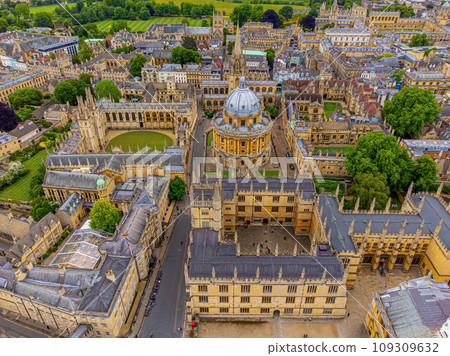 Oxford University from above - amazing aerial view 109309632