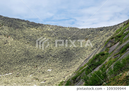 Moraine, crack rock. Steep mountain slope strewn with stones, a 109309944