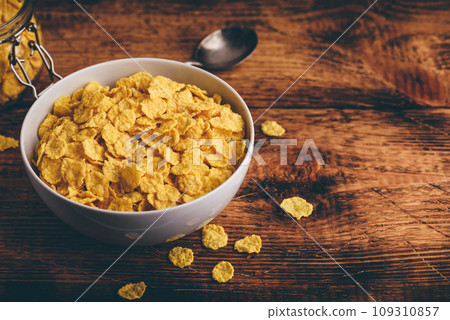 Corn flakes in a bowl 109310857