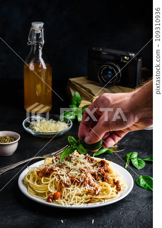 Spaghetti with bolognese sauce and grated parmesan cheese 109310936