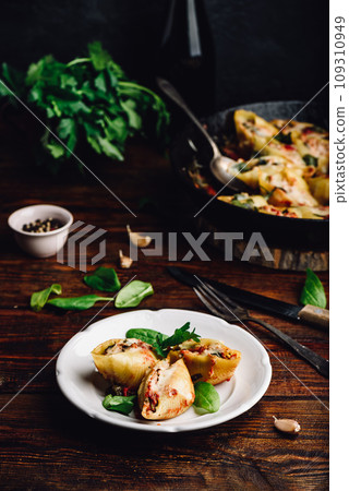 Pasta stuffed with ground beef, spinach and cheese Pasta stuffed with ground beef, spinach and cheese 109310949
